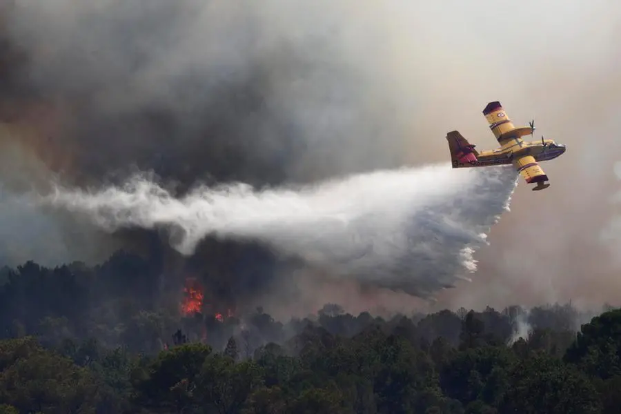 L'incendio in Costa Azzurra (foto Ansa/Epa)