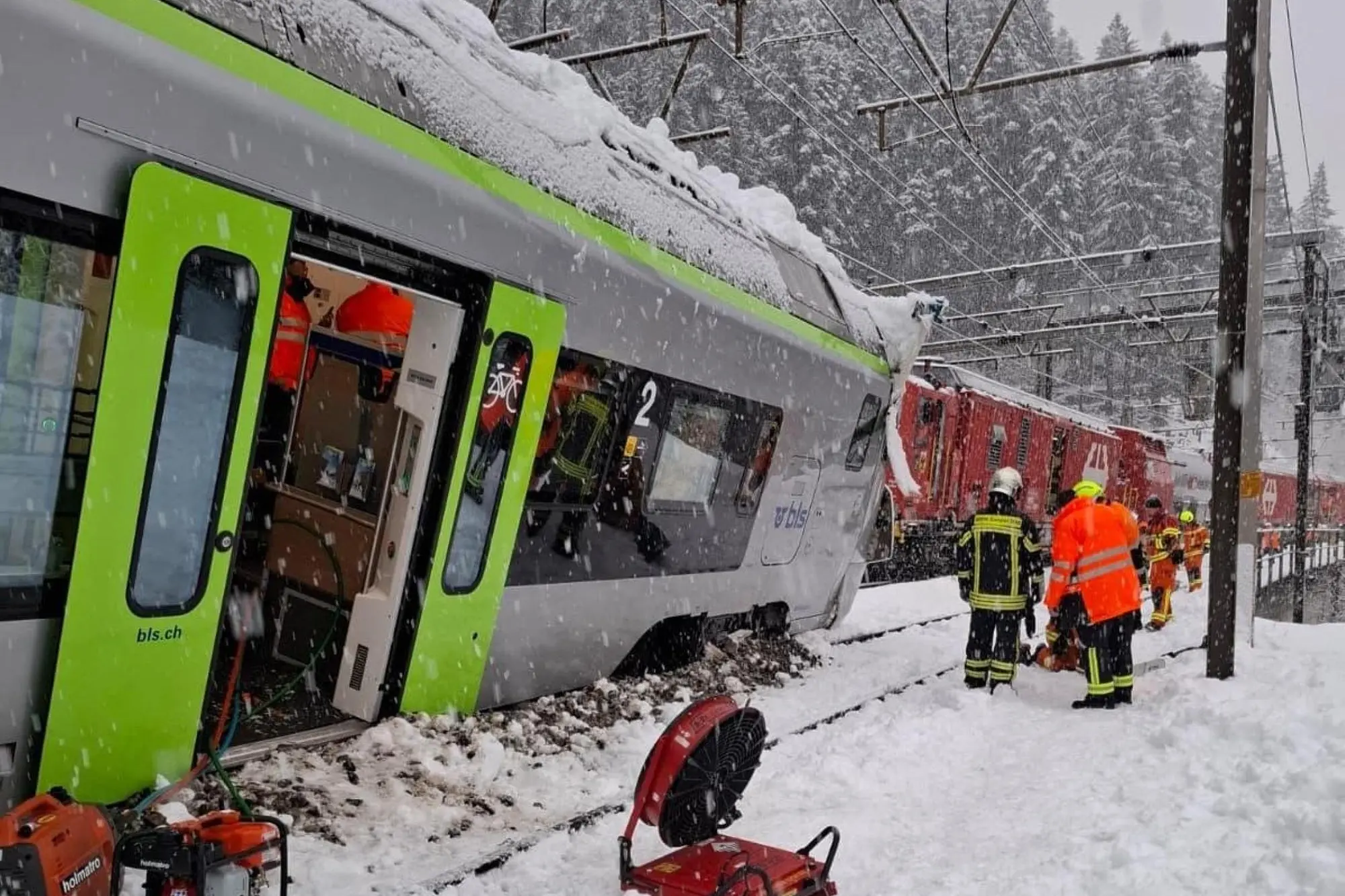 Il treno deragliato in Svizzera a causa di una valanga (Ansa-Police Cantonale du Valais)