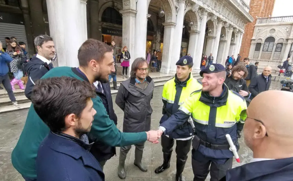 Il portiere del Milan Donnarumma e il capo delegazione a San Marco