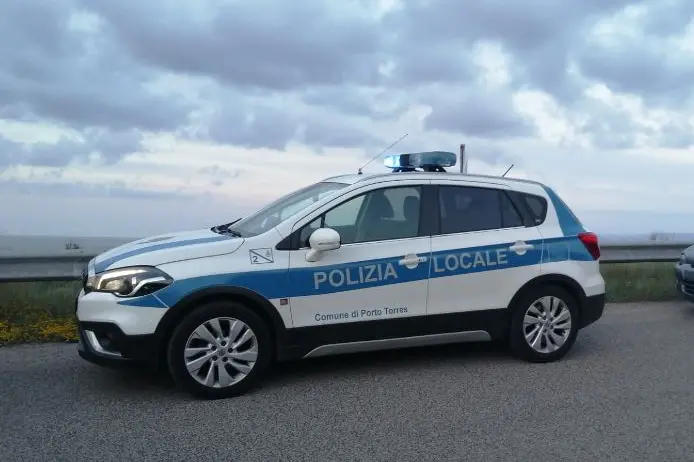Un'auto della polizia locale (Foto M. Pala)