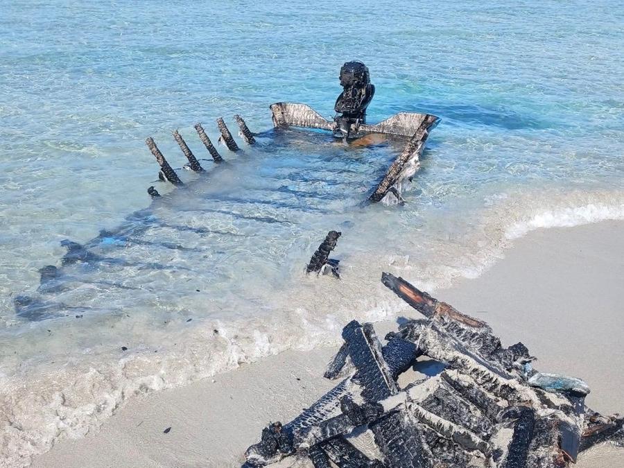 Barca bruciata dopo lo sbarco, arenile inquinato