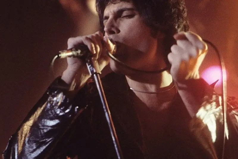 Un giovane Freddie Mercury in concerto