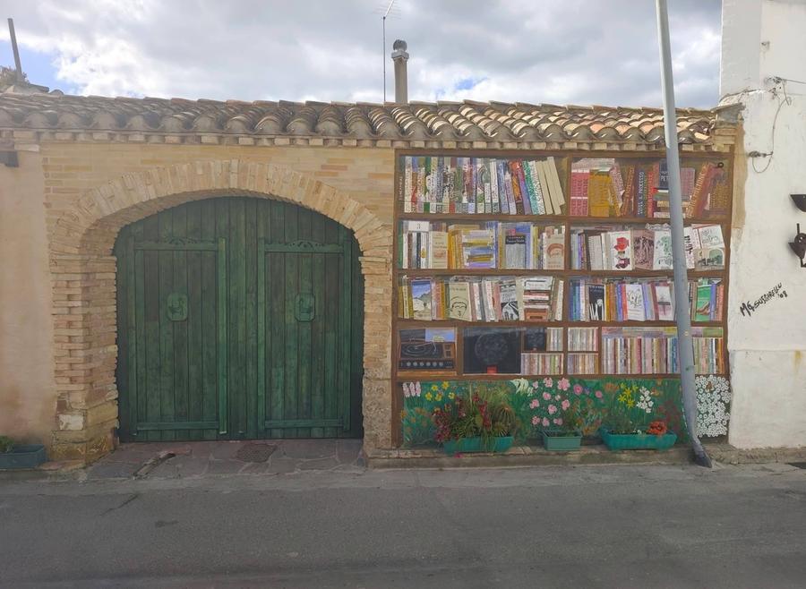 Un murale dedicato ai libri con le storie degli artisti