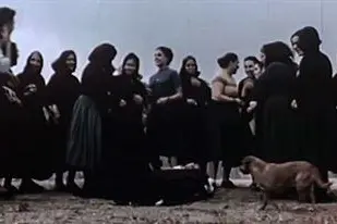 Un frame del docufilm di Giuseppe Ferrara &quot;Il ballo delle vedove&quot; (1962)