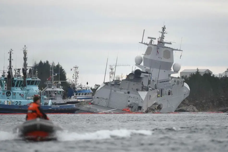 I soccorsi alla fregata militare norvegese (Ansa)