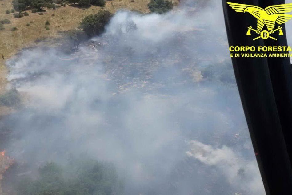 Incendi: elicotteri in azione a Bono, Torpè e Samatzai