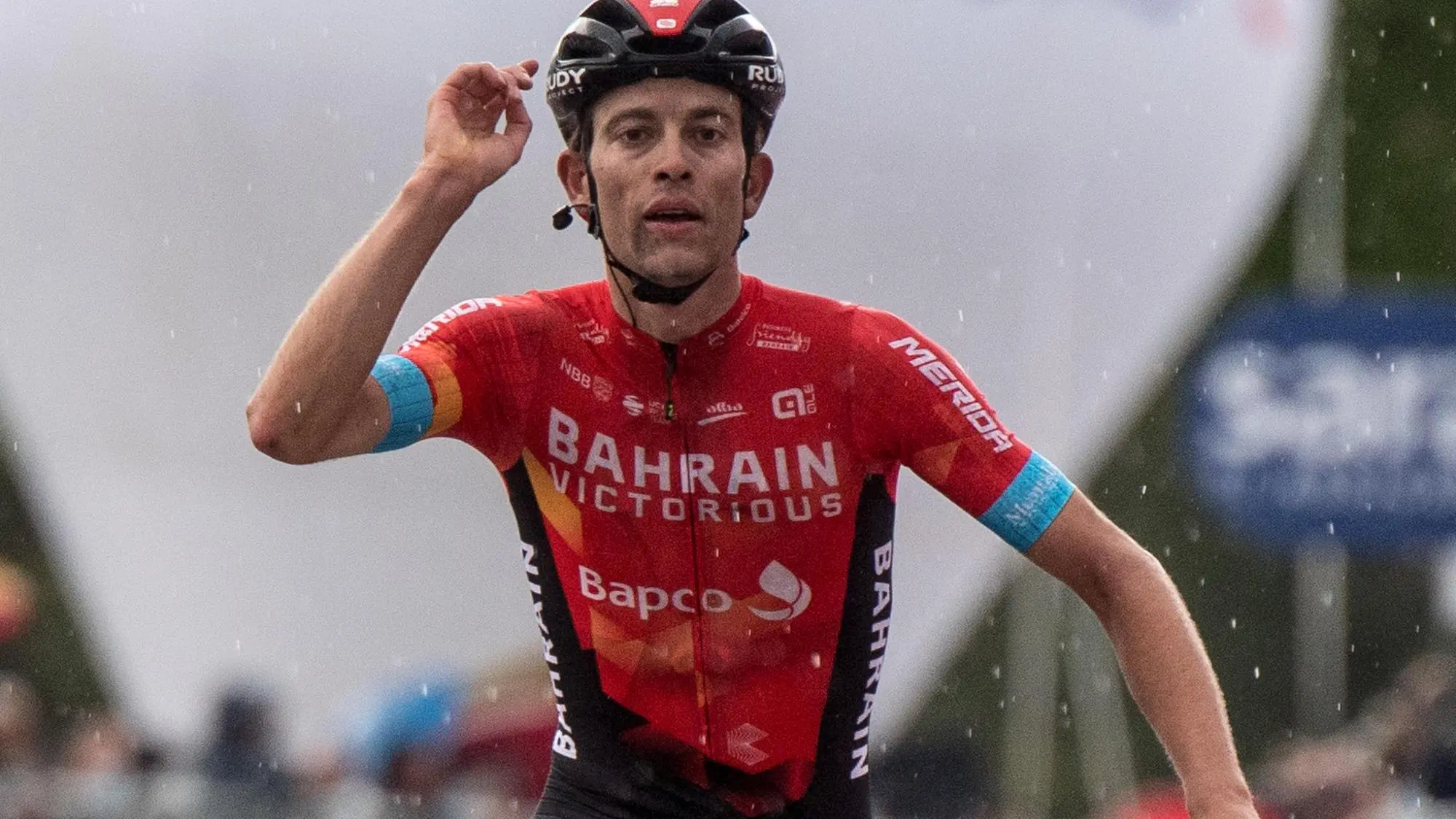 Gino Mader, the cyclist who crashed into a ravine in the Tour of ...
