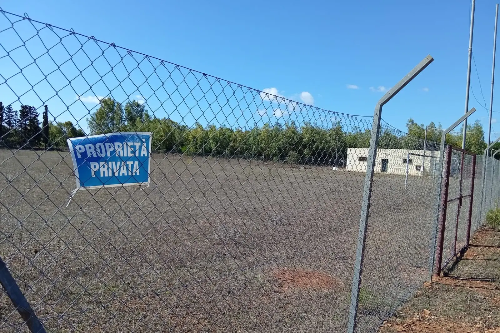 Il cartello comparso al campo di Sa Segada