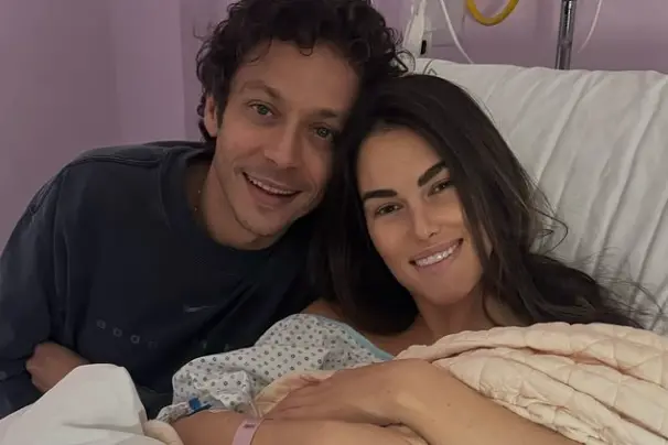 Valentino Rossi e Francesca Sofia Novello con la nuova arrivata (foto Instagram)