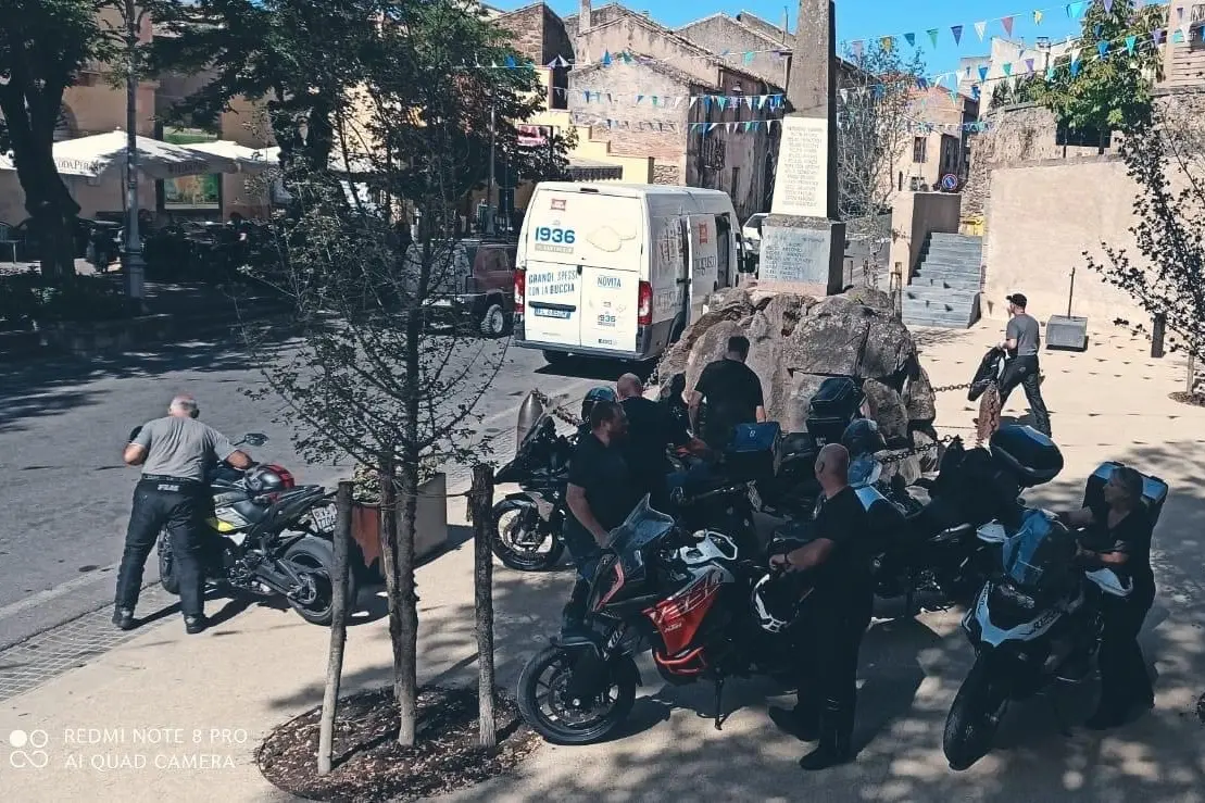 Le moto in piazza Marconi (Foto concessa)