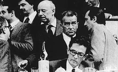 Berlinguer al XIII Congresso; alle sue spalle Pietro Ingrao