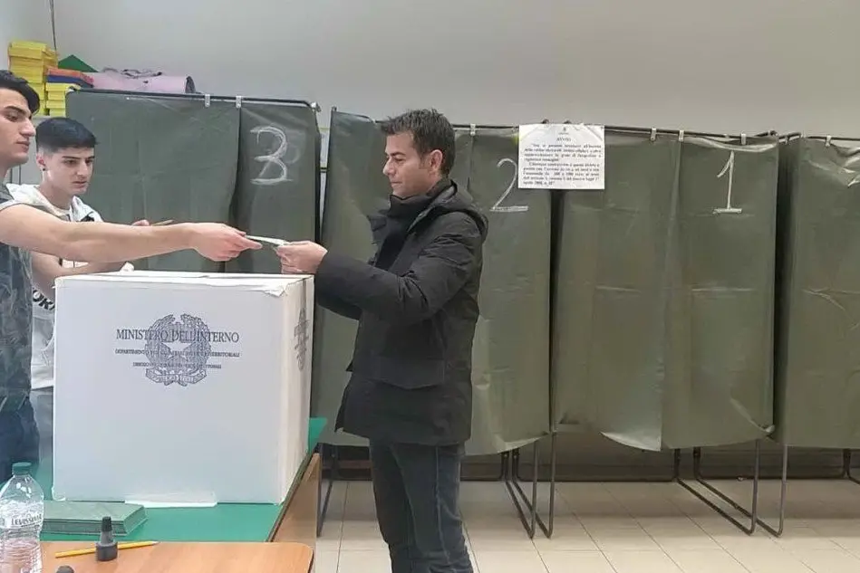 Il voto di Massimo Zedda (centrosinistra) alla scuola Randaccio di via Venezia, Cagliari