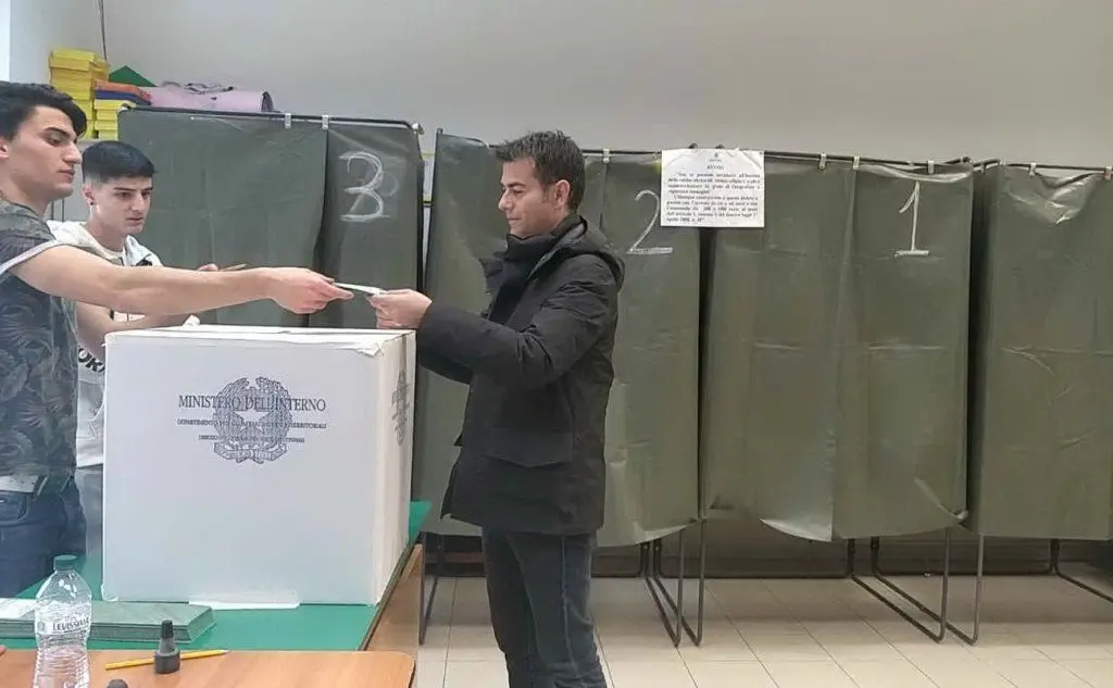 Il voto di Massimo Zedda (centrosinistra) alla scuola Randaccio di via Venezia, Cagliari