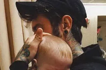 Fedez abbraccia il figlio Leone (foto Instagram)