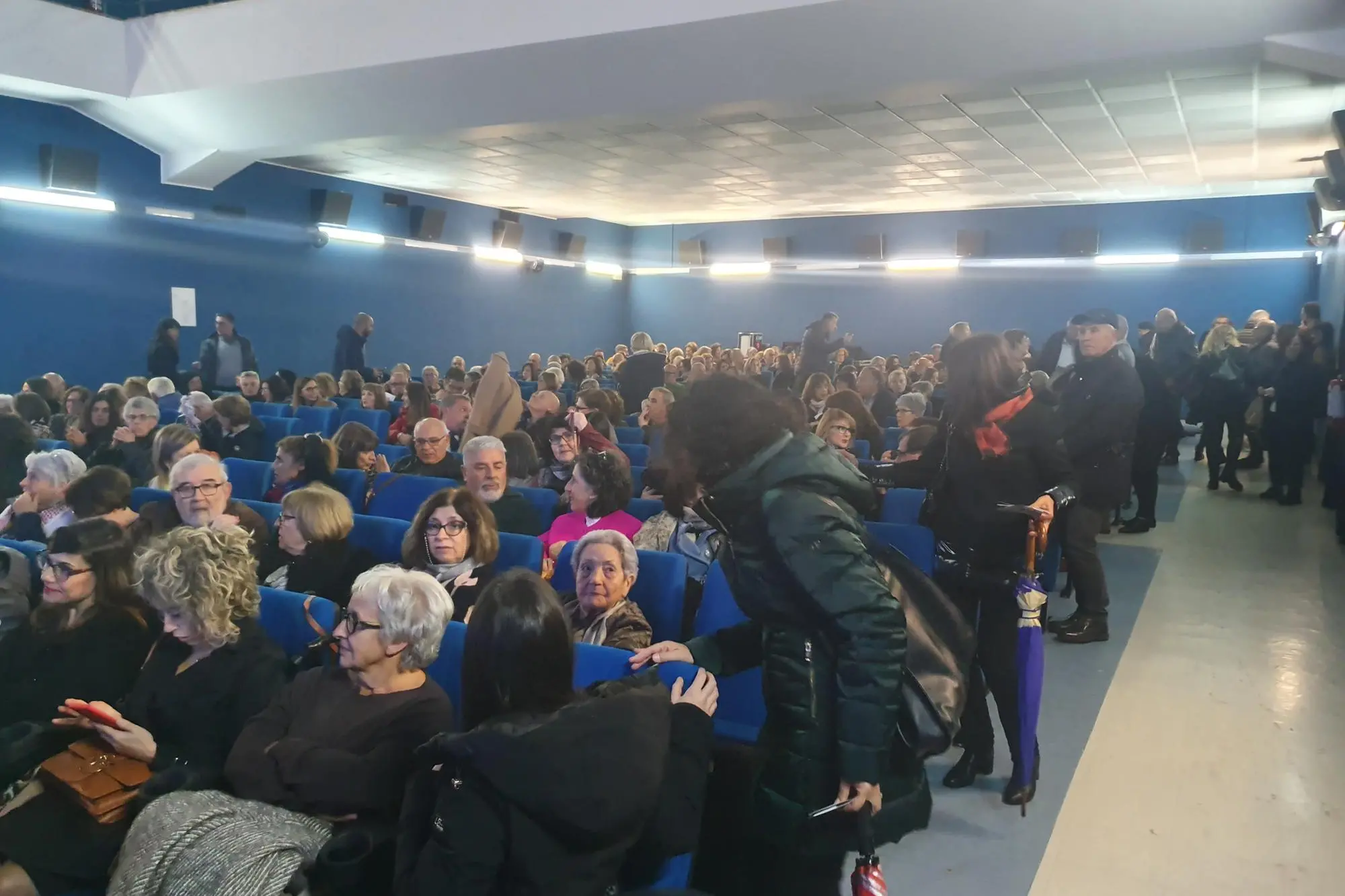 La folla al teatro Costantino (foto Oggianu)