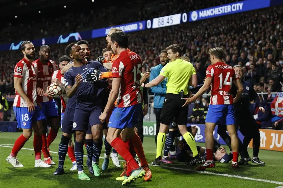 epa09888795 Atletico Madrid's and Manchester City's players scuffle during the UEFA Champions League quarter final second leg soccer match between Atletico Madrid and Manchester City at Wanda Metropolitano stadium in Madrid, Spain, 13 April 2022. EPA/BALLESTEROS