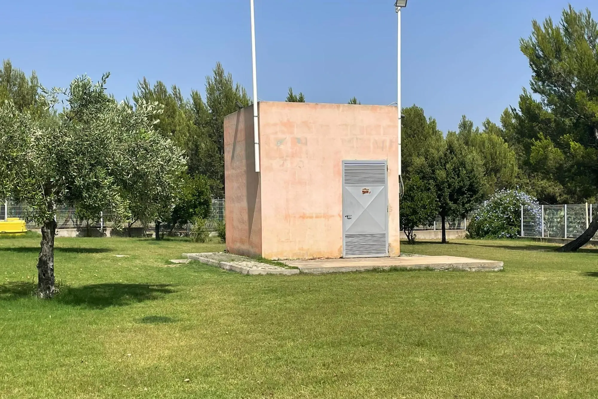 Il cortile del Vab Sinnai e il manufatto messo a disposizione degli artisti (foto Serreli)
