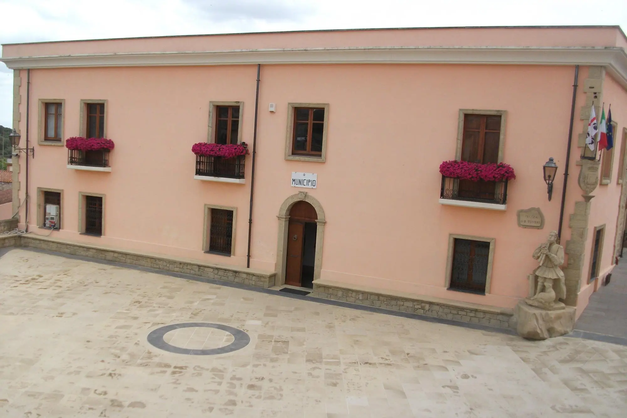 Il municipio di Collinas, il paese di Giovanni Battista Tuveri (foto archivio)
