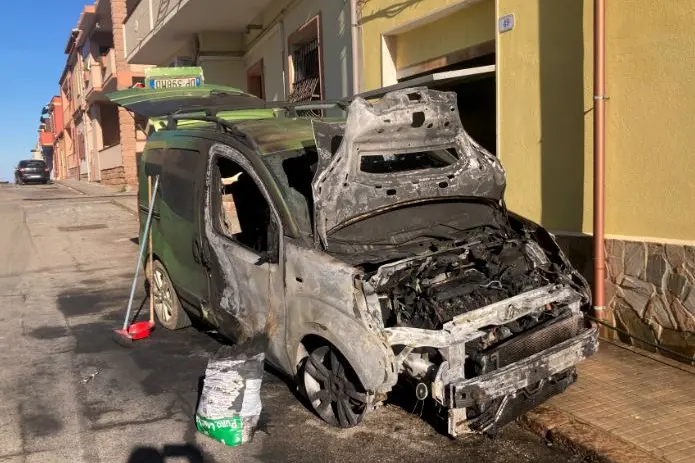 La Fiat Fiorino Qubo distrutta dalle fiamme (foto Pala)