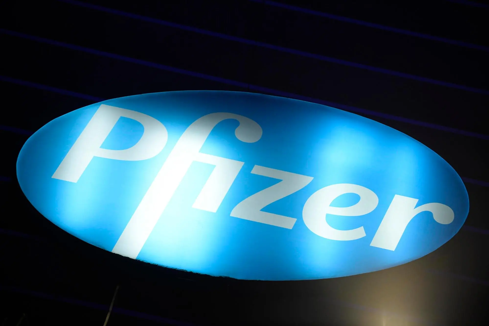 Il logo di Pfizer (Ansa)