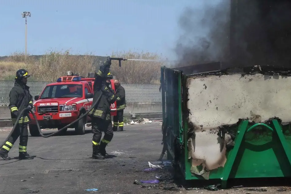 L'intervento dei vigili del fuoco (foto Fabio Murru)