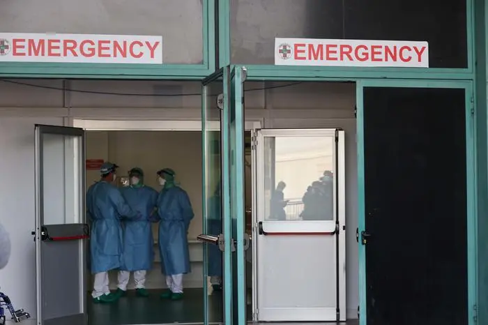 Il primo paziente di coronavirus all'ospedale da campo degli alpini nella Fiera di Bergamo, 2 novembre 2020. Ansa/Filippo Venezia