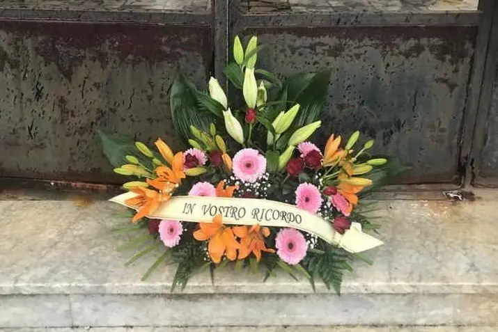 I fiori all'ingresso del cimitero (foto Gian Luigi Pittau)