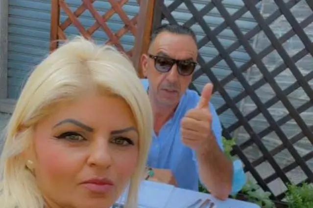 La donna con Sandro Sarais (foto L'Unione Sarda)