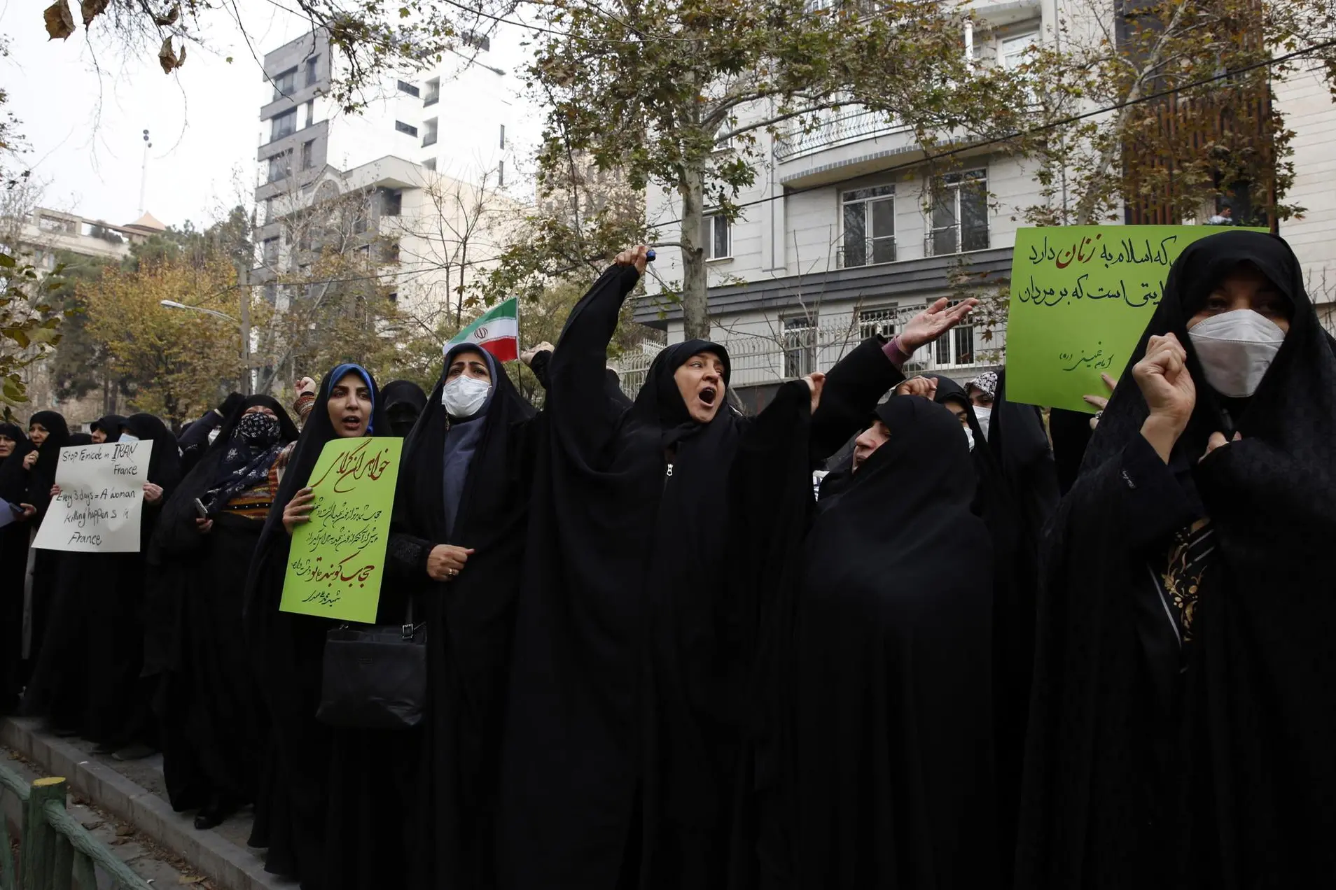 Manifestanti in Iran (Ansa)