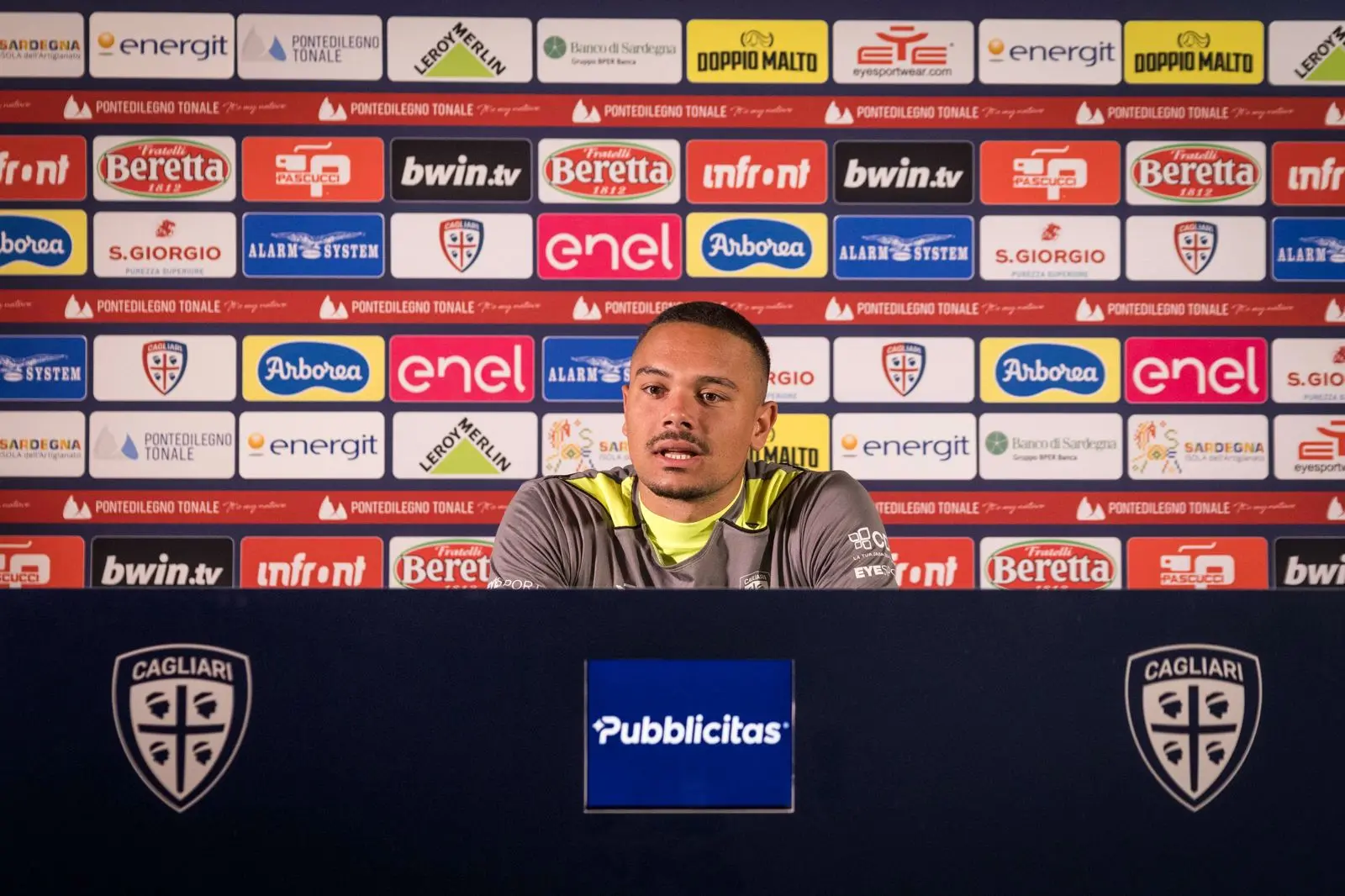 Elia Caprile durante la conferenza stampa a Ponte di Legno