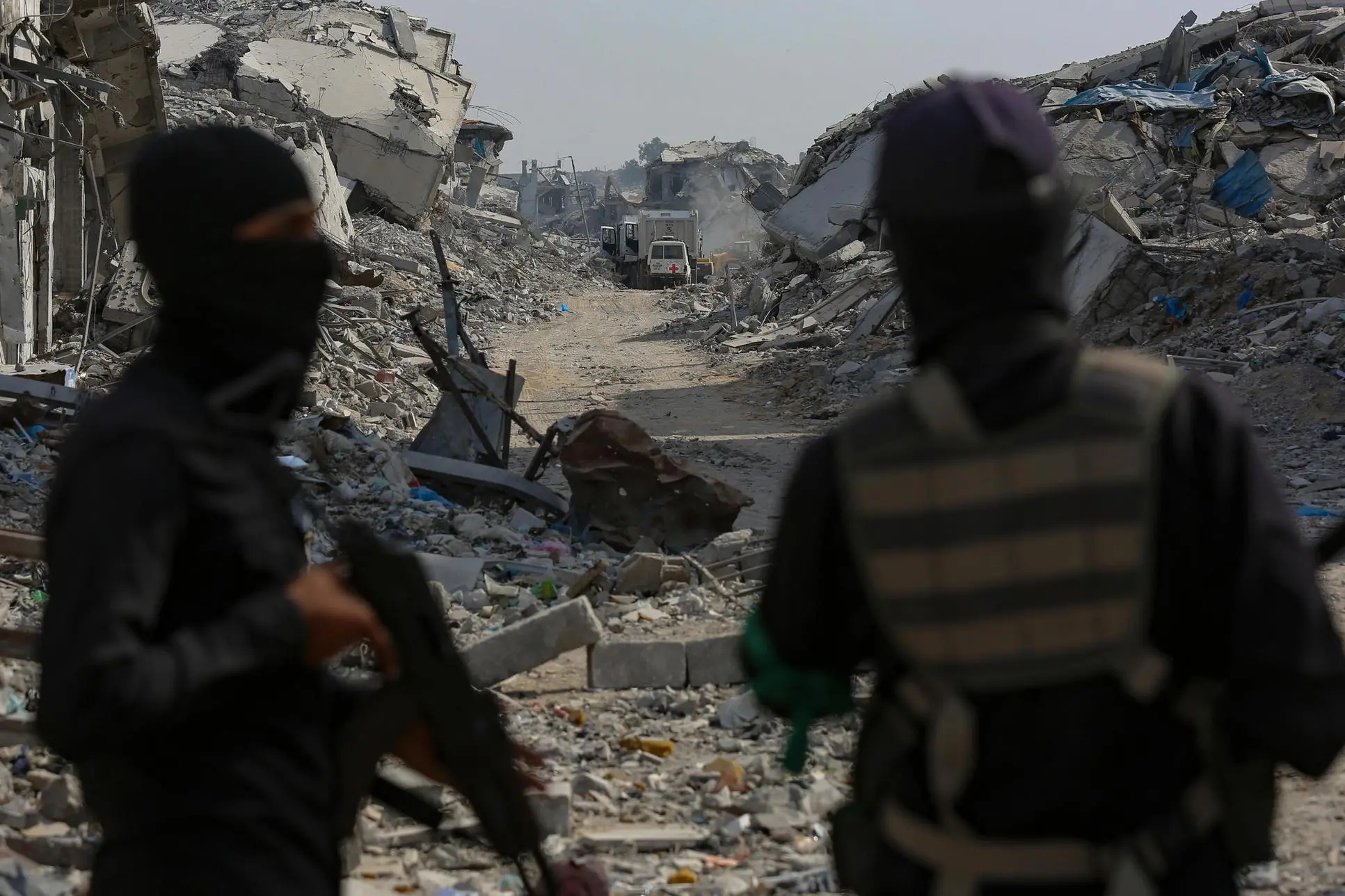 Continuano le ricerche tra le macerie di Gaza per trovare i corpi degli ostaggi (Ansa)