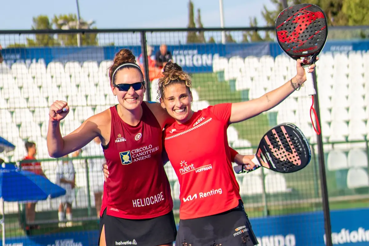 Carolina Orsi (a sinistra) e Nuria Rodríguez, la coppia vincitrice del FIP Platinum Sardegna a Cagliari (foto Padelfip)