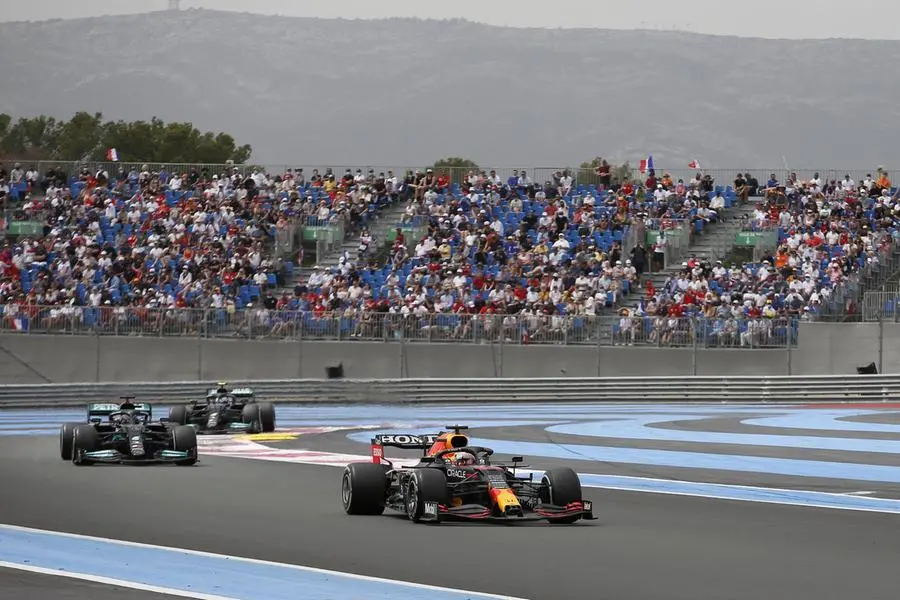 Verstappen davanti a Hamilton (Ansa)