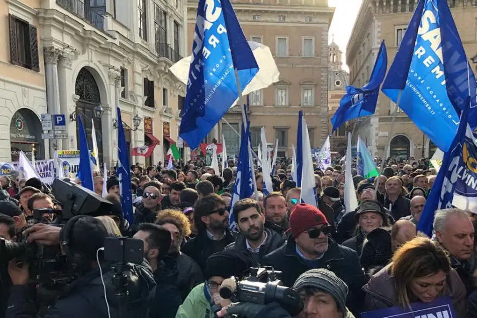 L'accoglienza a Salvini in piazza Santi Apostoli, a Roma