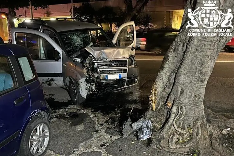 Il furgone distrutto (foto Polizia locale)