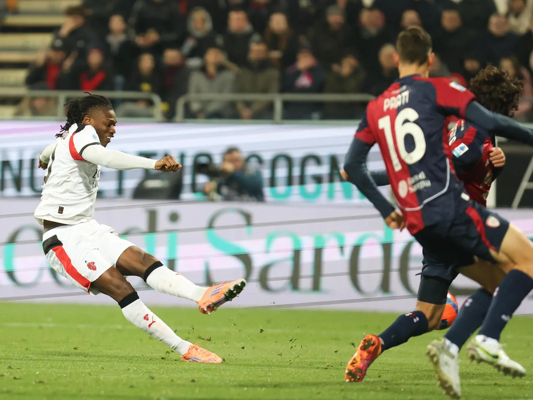 Il gol di Rafael Leão in Cagliari-Milan (foto Ansa)