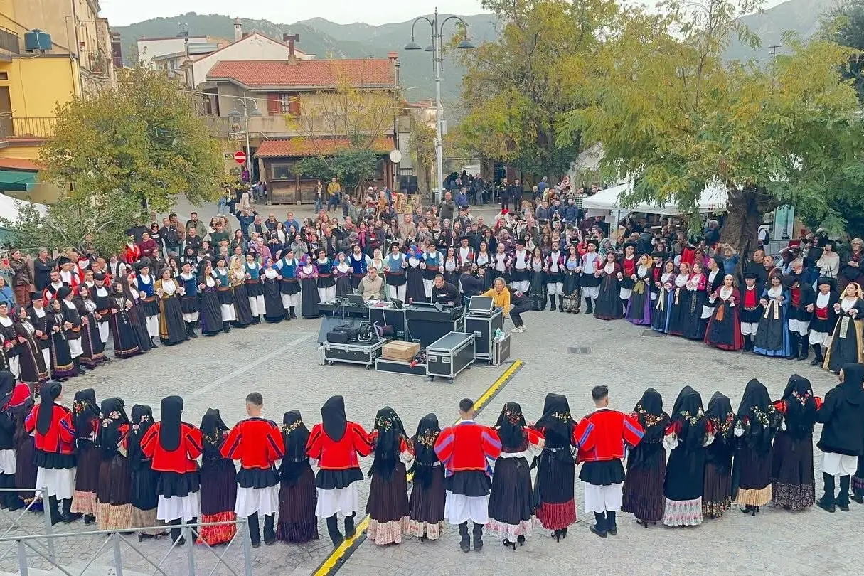 Su ballu tundu in piazza Funtana Eccia