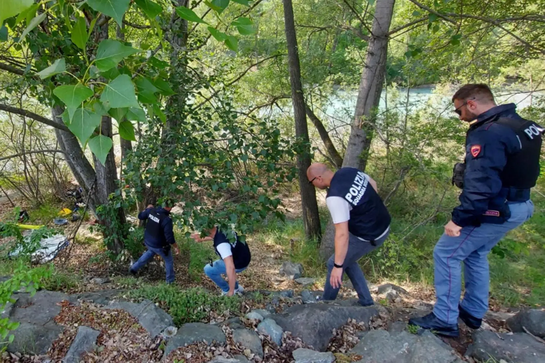La polizia sul luogo dove una donna è stata trovata morta sepolta in una fossa alla periferia di Aosta, 1 giugno 2022. ANSA/Sara Sergi