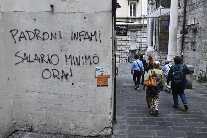 Scritte contro la classe padronale e a favore del salario minimo nei vicoli dellla citta'. Genova, 08 giugno 2022. ANSA/LUCA ZENNARO