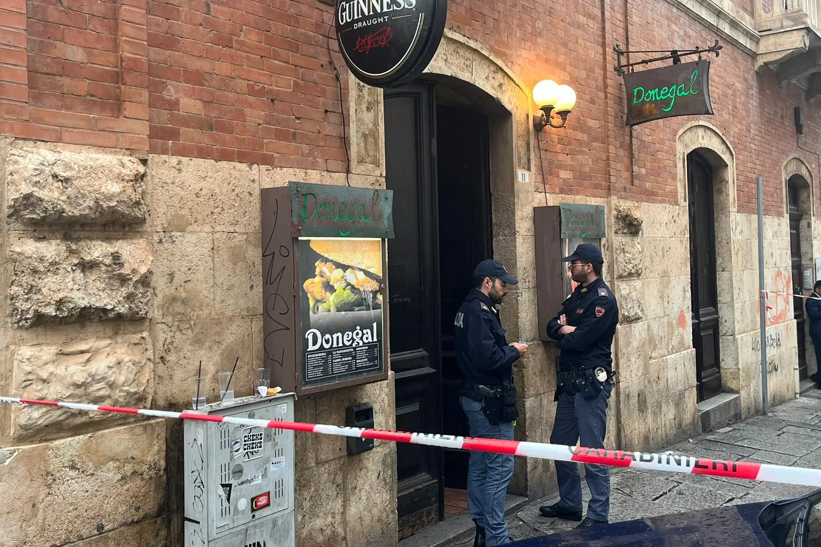 La Polizia nel locale dove è avvenuto l'omicidio (Foto M. Vercelli)