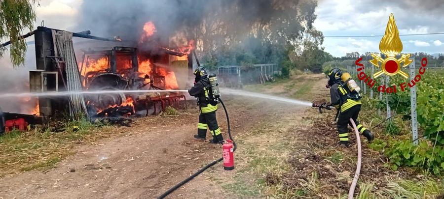 Trattore in fiamme nelle campagne di Alghero