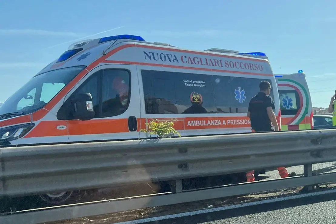 Una delle ambulanze intervenute per l'incidente sulla statale 131 dir