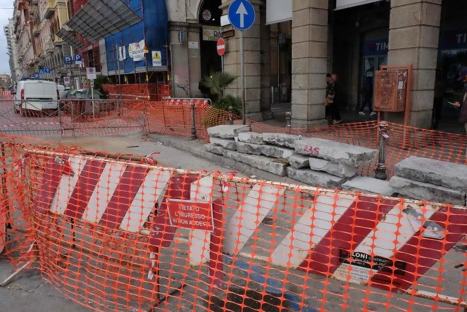 Uno dei cantieri in via Roma (foto Ungari)