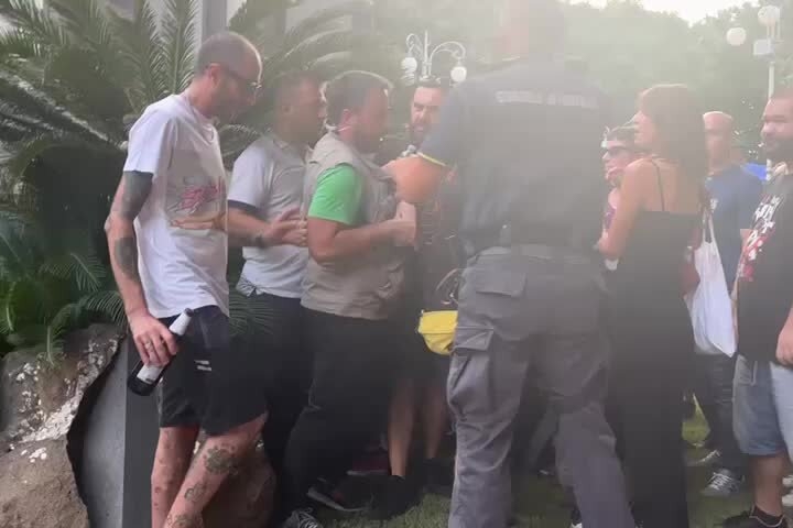 Meloni a Cagliari, scontri tra manifestanti e forze dell'ordine