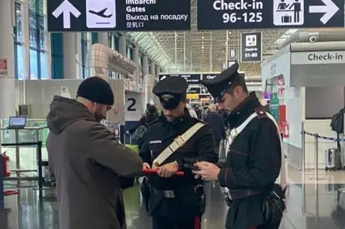 Controlli dei carabinieri in aeroporto