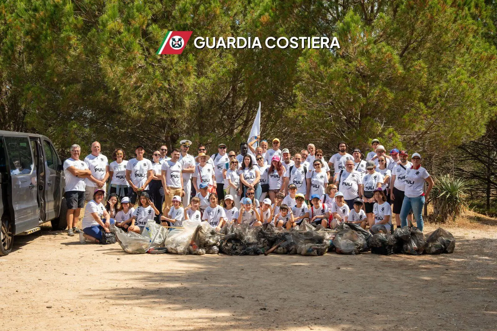Il gruppo che ha ripulito il litorale di Tortolì