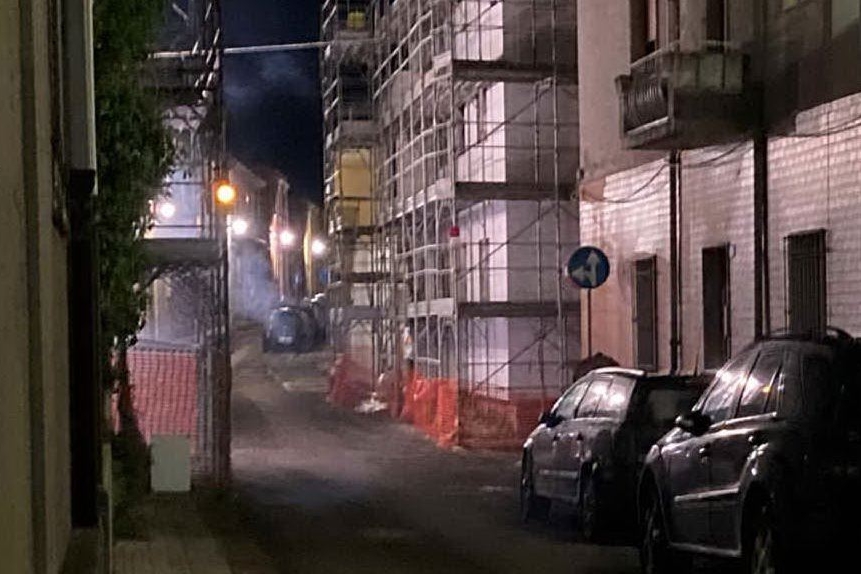 &quot;Botti come bombe&quot;: a Porto Torres con la festa esplode la protesta