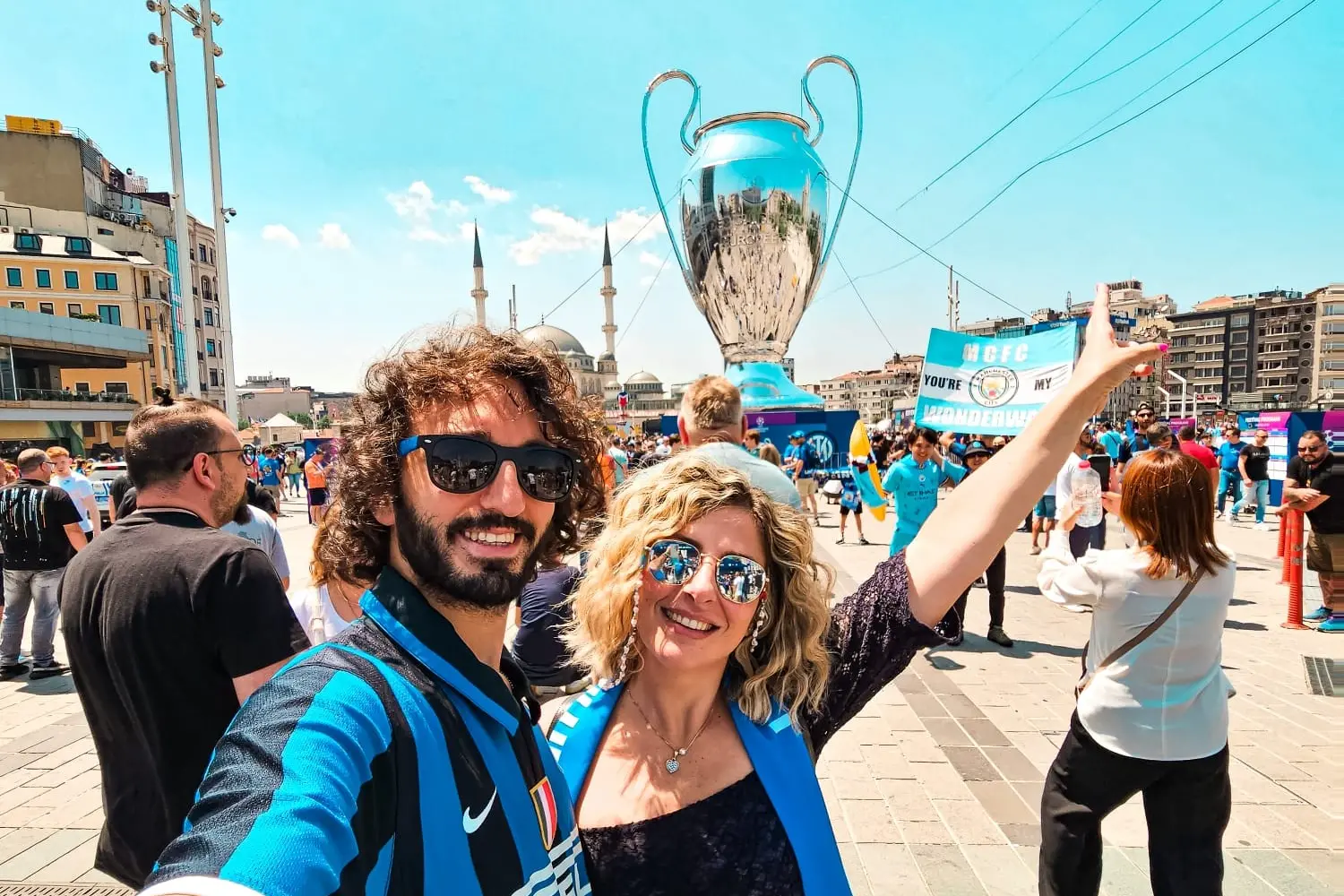 Auf dem Foto Sandra und Andrea in Istanbul vor Inter-Fans (Foto Tellini)