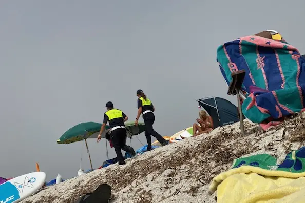 I vigili urbani di Cabras in servizio nel litorale (foto Pinna)