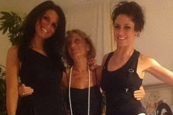Carlotta Benusiglio (a destra) con la sorella Giorgia e la mamma